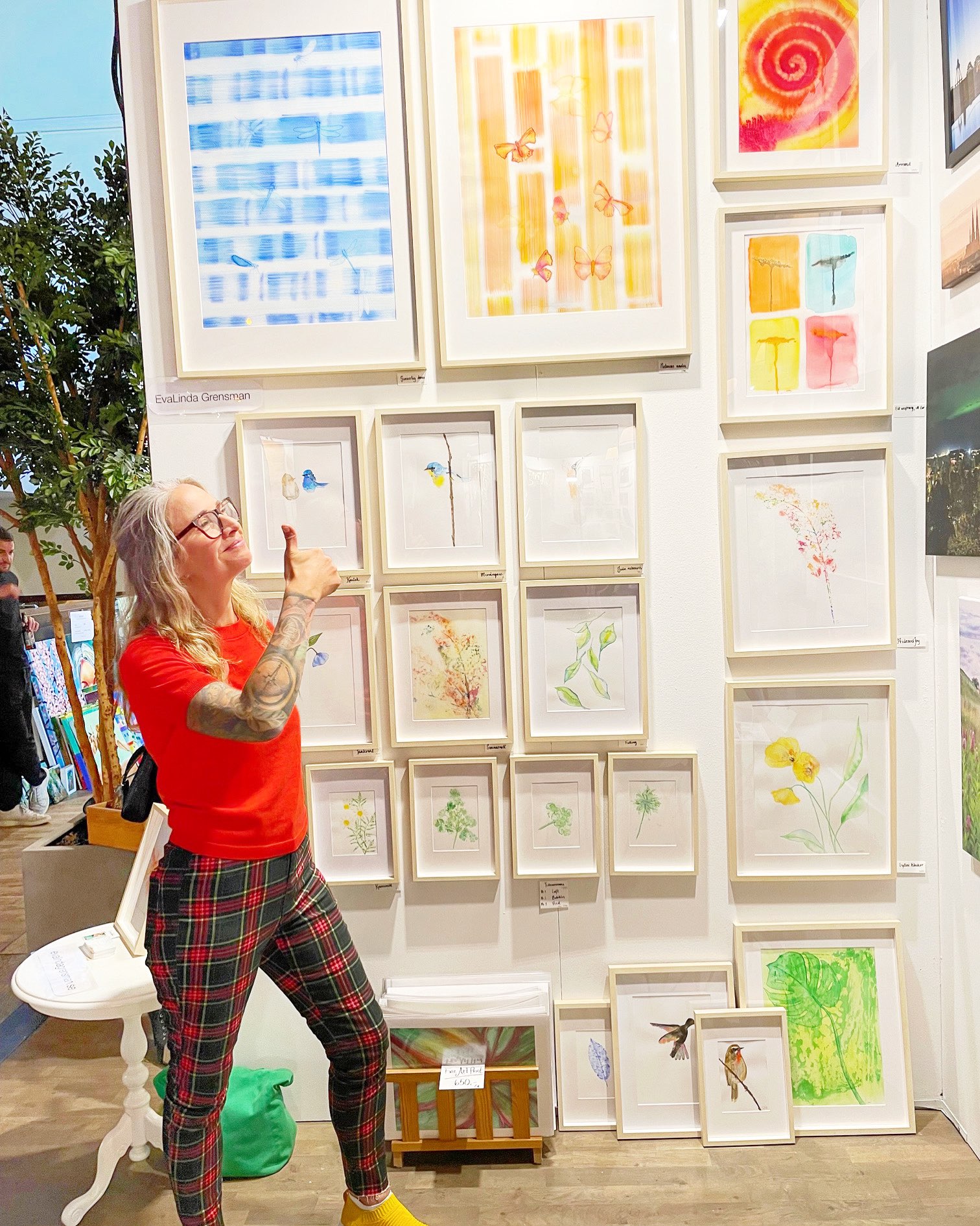 EvaLinda vid sin utställning på Art Show i Uppsala